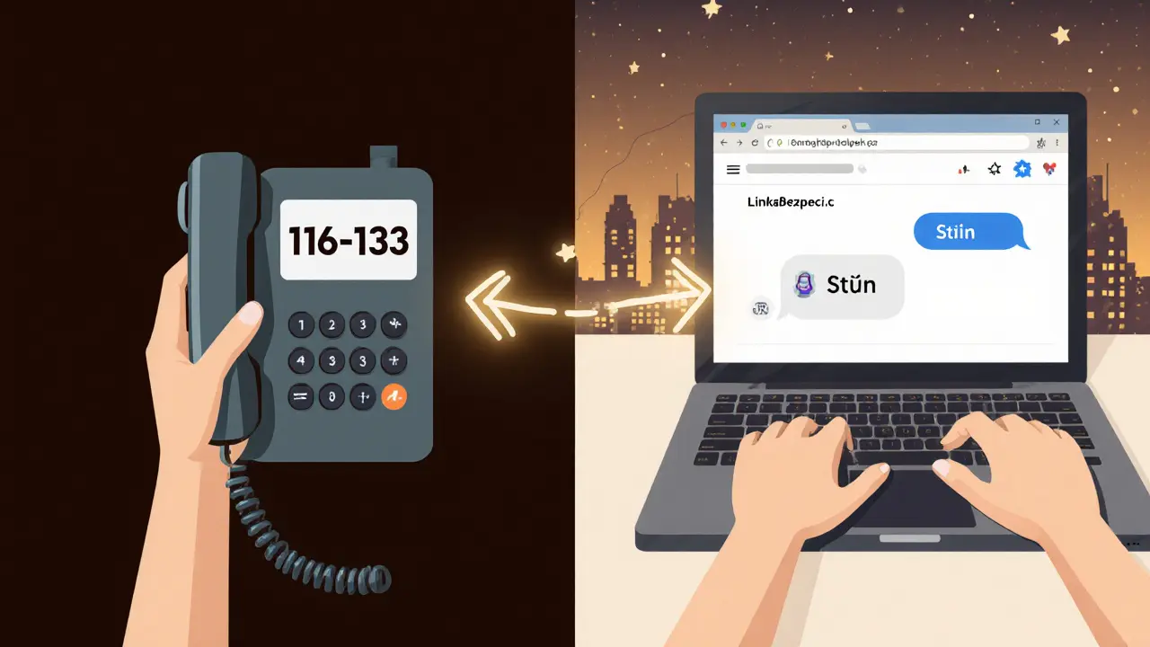 Ruka, která volá na linku důvěry a zároveň používá online chatovou službu.