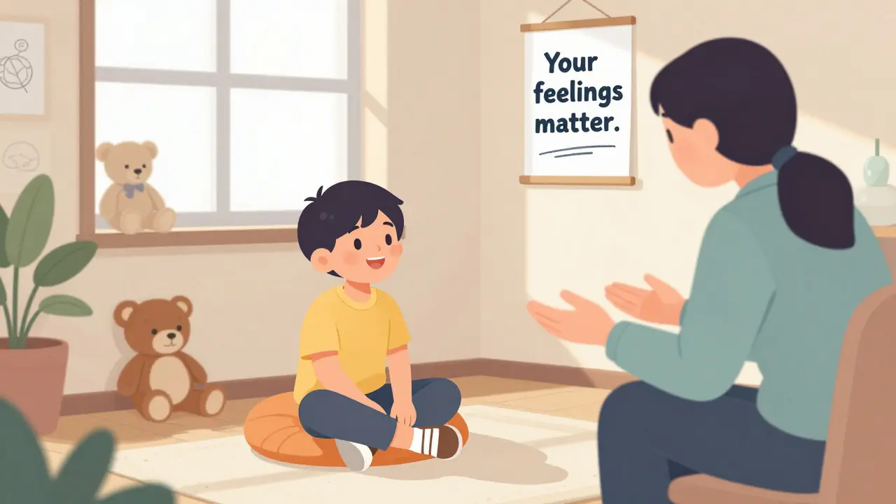 Dítě kreslí v terapeutické místnosti, zatímco psycholog poslouchá s upřímným zájmem, bez lékařských přístrojů.