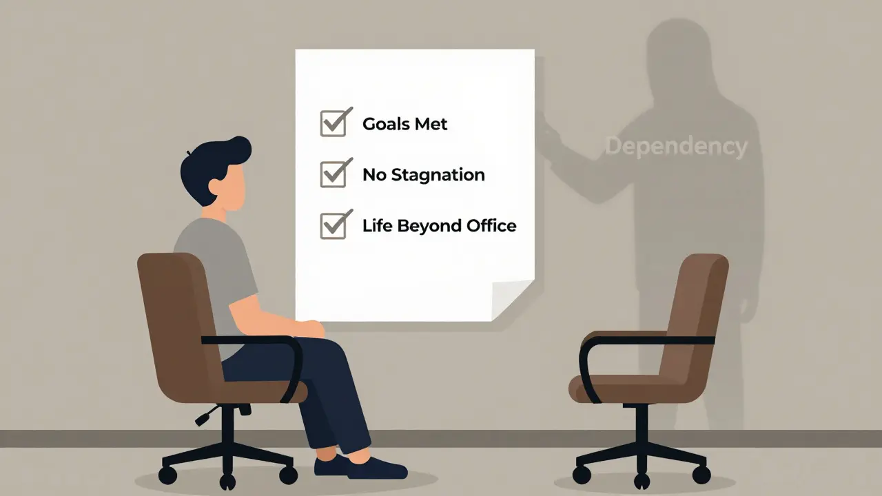 Osoba v kanceláři s kontrolním seznamem, který ukazuje dosažené cíle terapie.